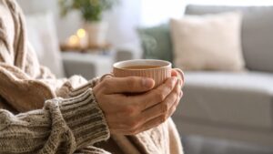 Hände halten ein Heißgetränk The Slow Edit