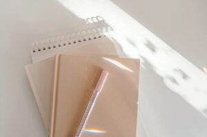 Flatlay Notizbuch, Block und Stift the Slow Edit