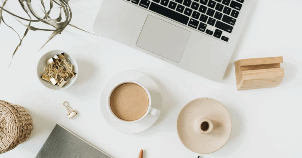 slow-living-achtsamkeit-entschleunigung-the-slow-edit Schreibtisch mit Laptop Heißgetränk Stift und Block the Slow Edit