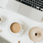 Slow Living: Achtsamkeit & Entschleunigung im Alltag | the slow edit slow-living-achtsamkeit-entschleunigung-the-slow-edit Schreibtisch mit Laptop Heißgetränk Stift und Block the Slow Edit