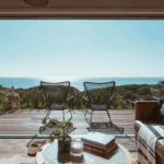 Blog Kleine Pausen. Große Wirkung. The Slow Edit zwei Stühle auf der Terrasse it Blick aufs Meer