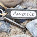 Kreative Auszeit – so findest du Ruhe, auch wenn dein Kopf keine Pause kennt Schlüssel liegt im Sand zwischen Steinen – Symbol für kreative Auszeit und innere Ruhe