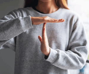 kreative Auszeit time out Signal mit Händen