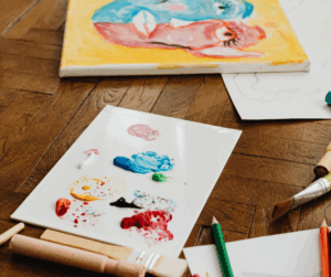 Farbe, Papier und Keilrahmen