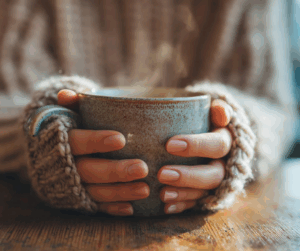 Hände halten ein Heißgetränk 