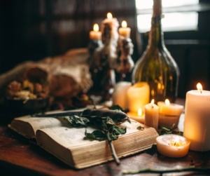 Ein geöffnetes Buch mit Kerzenlicht und winterlichen Details – ein ruhiger Wohlfühlmoment im Dezember.